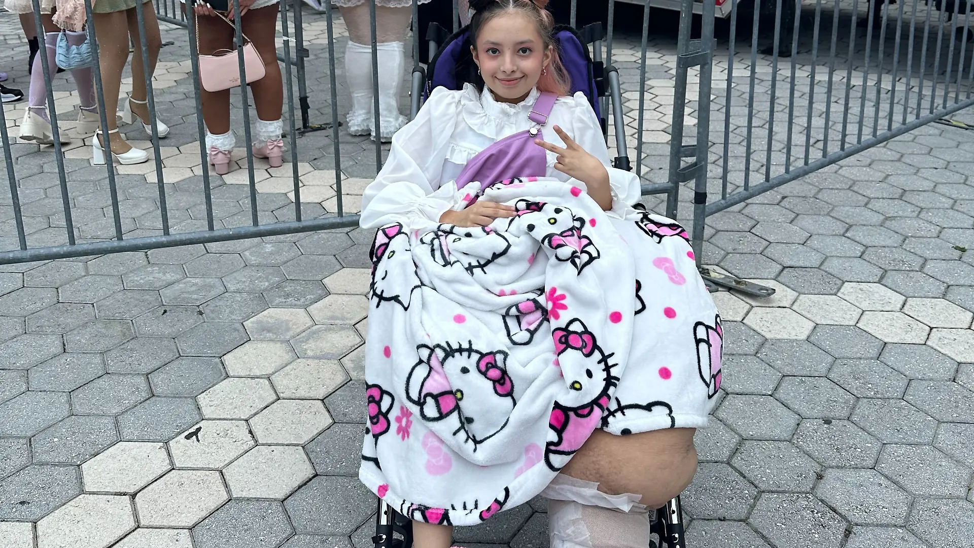 Die 14-jährige Jasmine aus Florida hat fast ihr ganzes Leben lang unter einem seltenen Tumor gelitten, der ihr linkes Bein auf ein Gewicht von fast 80 Kilogramm anwachsen ließ.