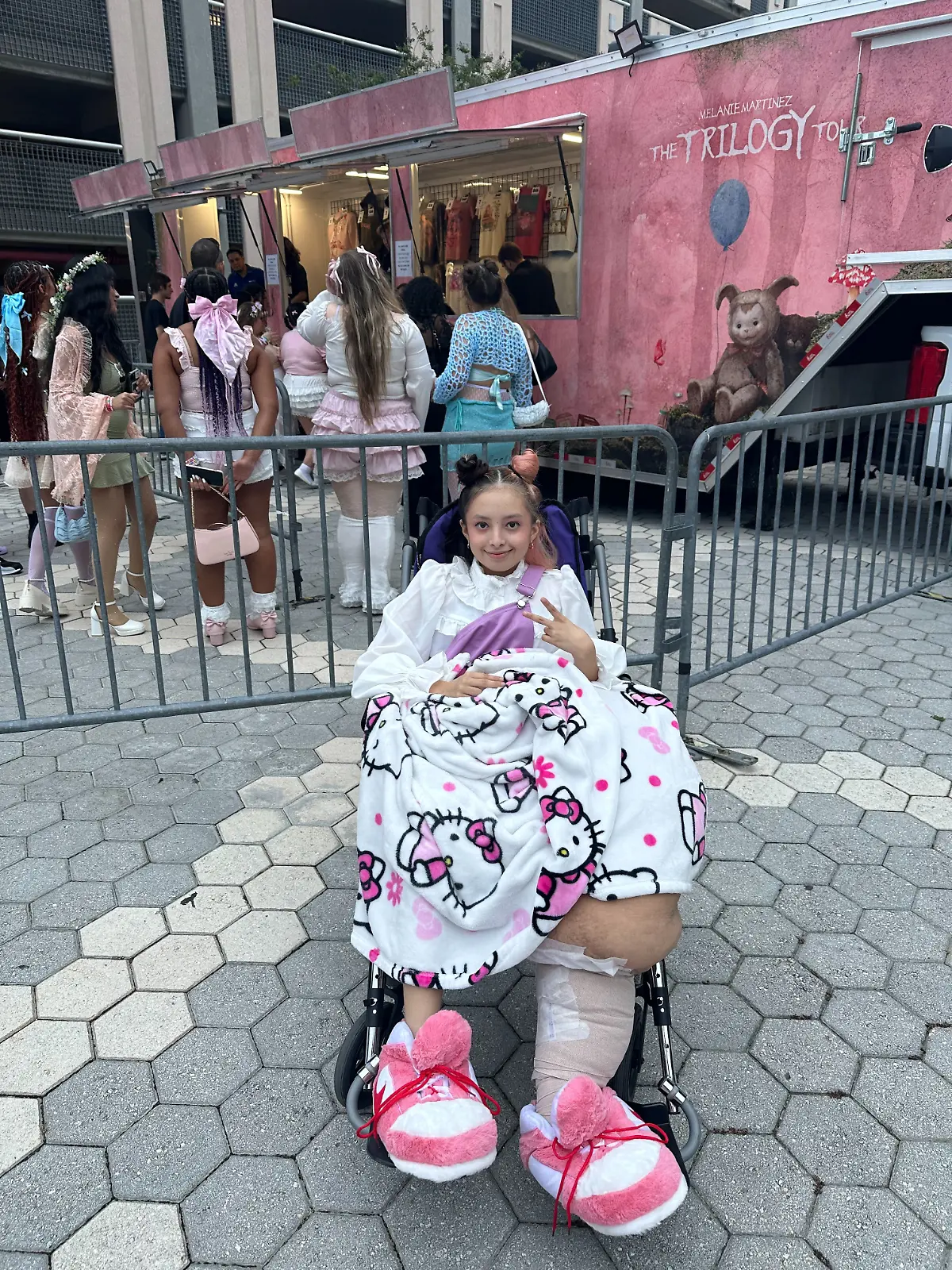 Die 14-jährige Jasmine aus Florida hat fast ihr ganzes Leben lang unter einem seltenen Tumor gelitten, der ihr linkes Bein auf ein Gewicht von fast 80 Kilogramm anwachsen ließ. 