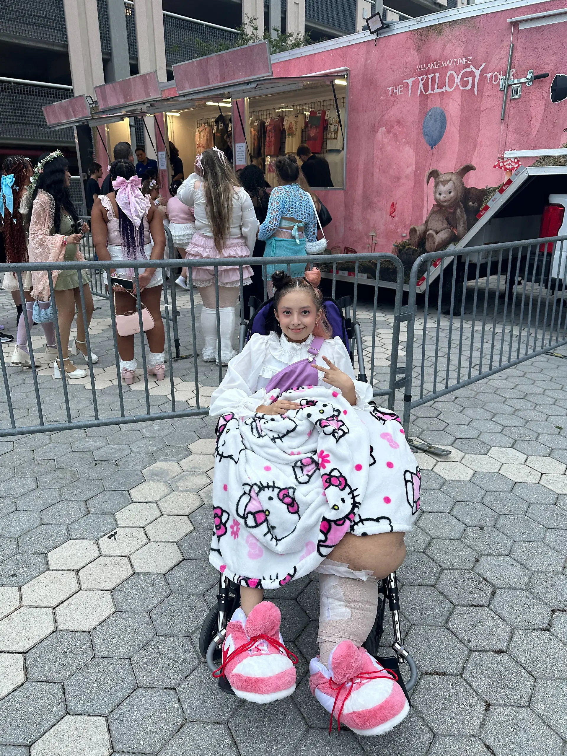 Die 14-jährige Jasmine aus Florida hat fast ihr ganzes Leben lang unter einem seltenen Tumor gelitten, der ihr linkes Bein auf ein Gewicht von fast 80 Kilogramm anwachsen ließ. 