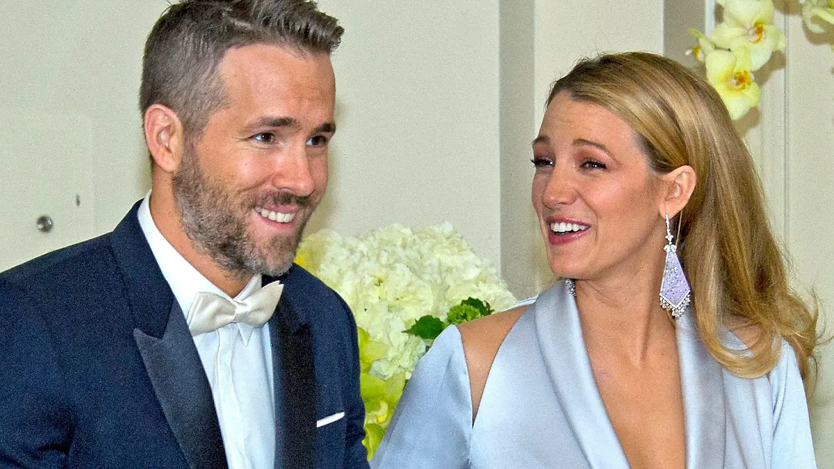 ARCHIV - Der kanadische Schauspieler Ryan Reynolds und seine Frau, die US Schauspielerin Blake Lively, kommen am 10.03.2016 zu einem Dinner in das Weiße Haus in Washington (USA). (zu dpa "Blake Lively rächt sich mit Scherzbild an Ehemann Ryan Reynolds" vom 24.10.2017) Foto: Ron Sachs/Pool/ISP/CNP POOL/dpa +++(c) dpa - Bildfunk+++