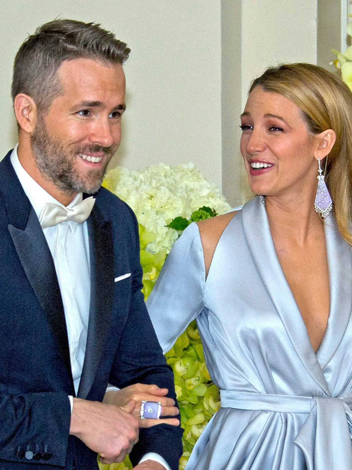 ARCHIV - Der kanadische Schauspieler Ryan Reynolds und seine Frau, die US Schauspielerin Blake Lively, kommen am 10.03.2016 zu einem Dinner in das Weiße Haus in Washington (USA). (zu dpa "Blake Lively rächt sich mit Scherzbild an Ehemann Ryan Reynolds" vom 24.10.2017) Foto: Ron Sachs/Pool/ISP/CNP POOL/dpa +++(c) dpa - Bildfunk+++