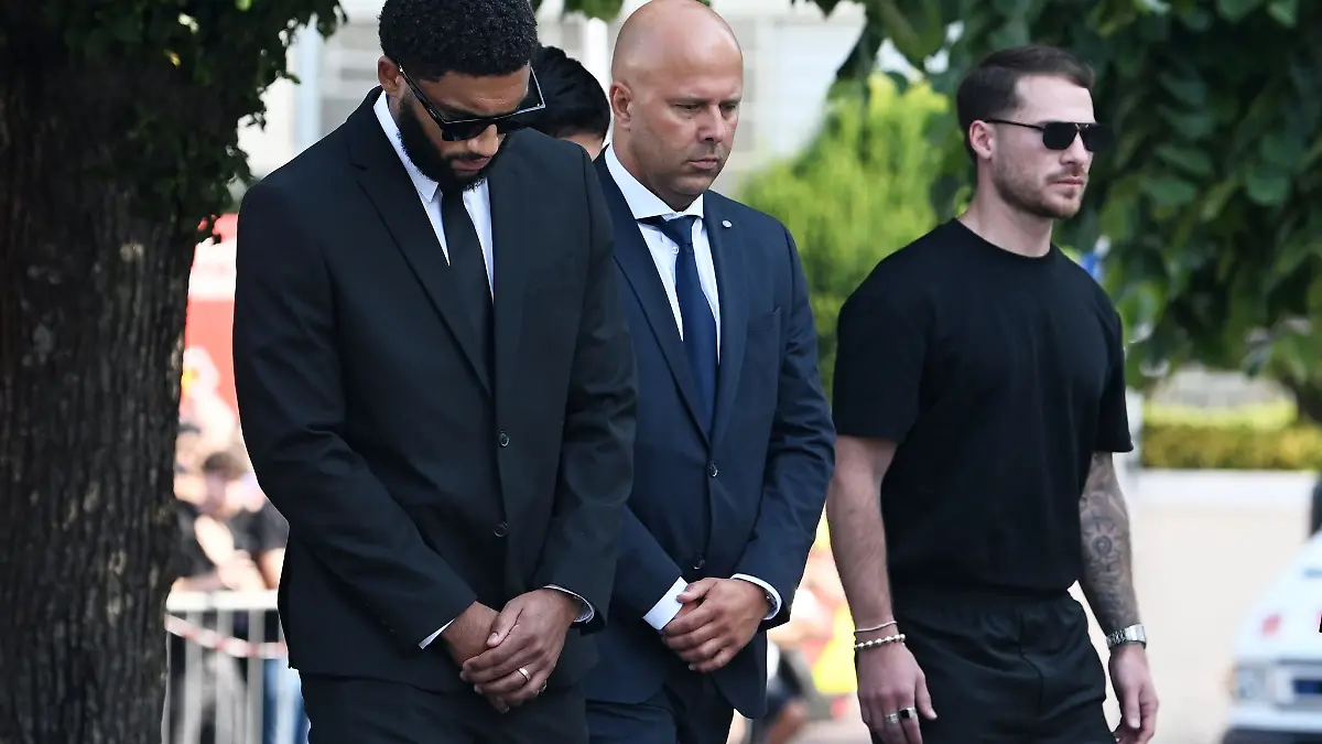 Liverpools Trainer Arne Slot (M) denkt an Weihnachten an Jotas Familie. (Archivbild)