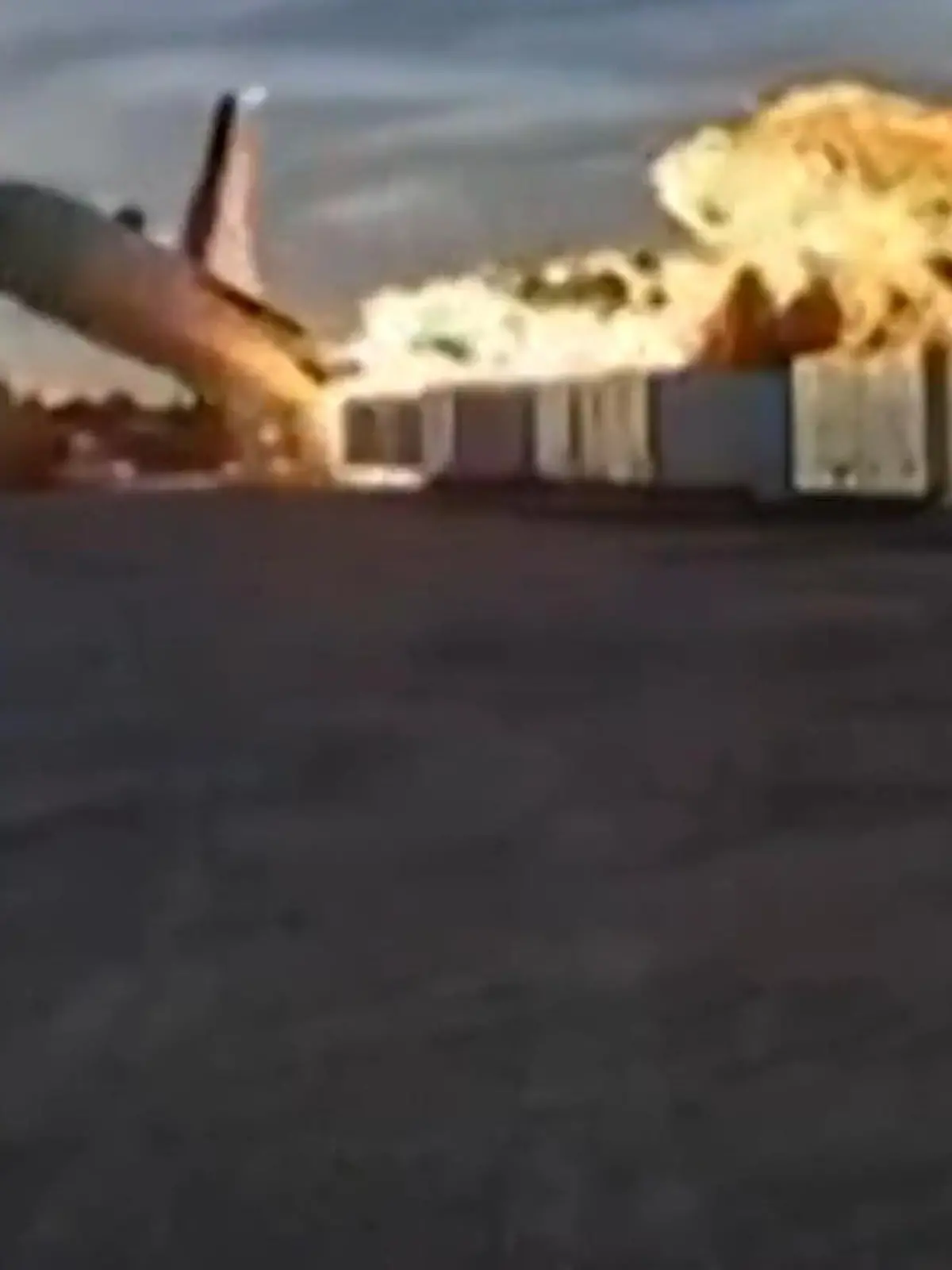 Bild zu: "Arbeiter stirbt am Weihnachtsfeiertag! Bei Flugzeugabsturz von Trümmern getroffen"