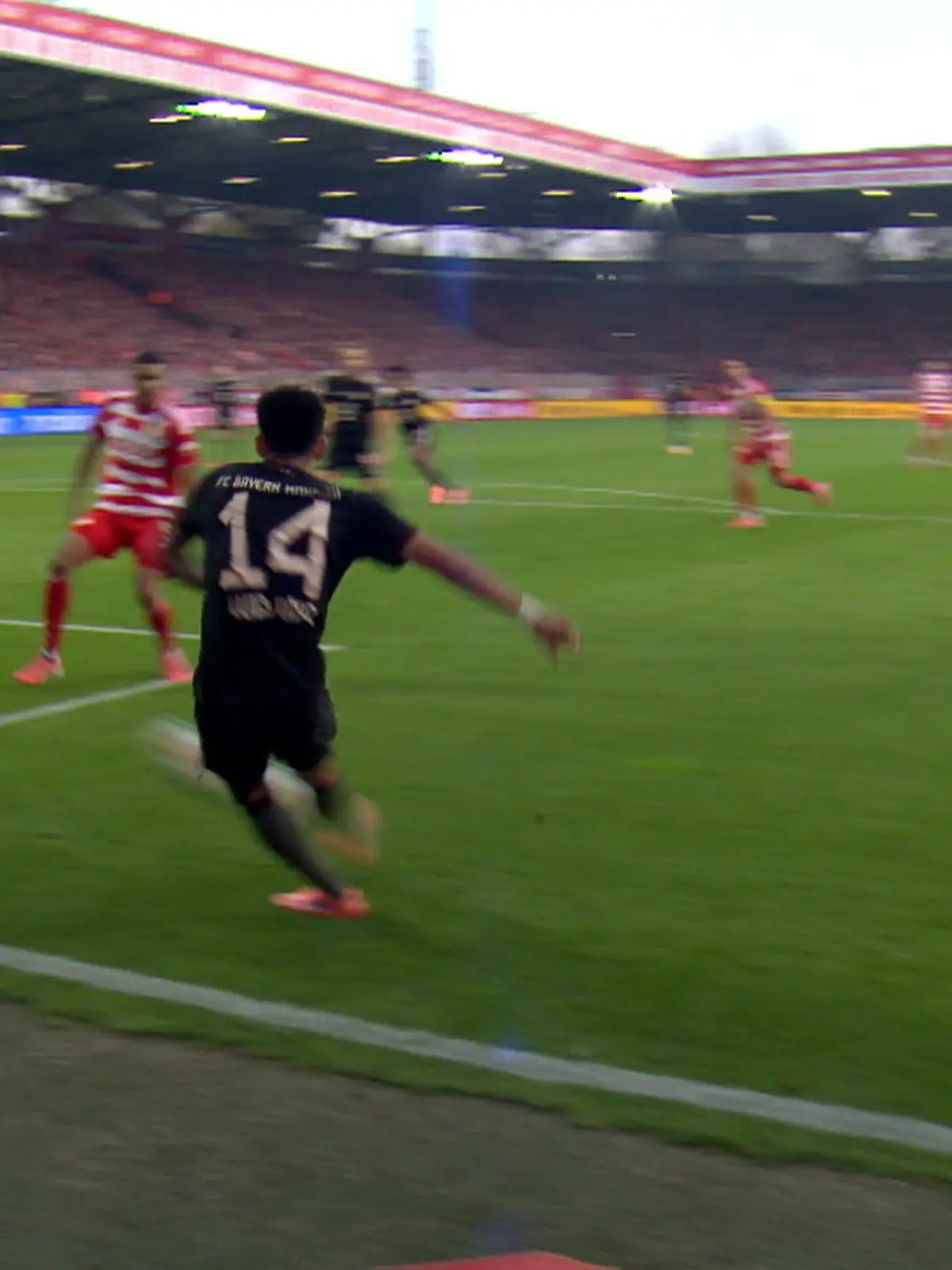 Bild zu: "Eins schöner als das andere! Die besten Tore aus der Bundesliga-Hinrunde"