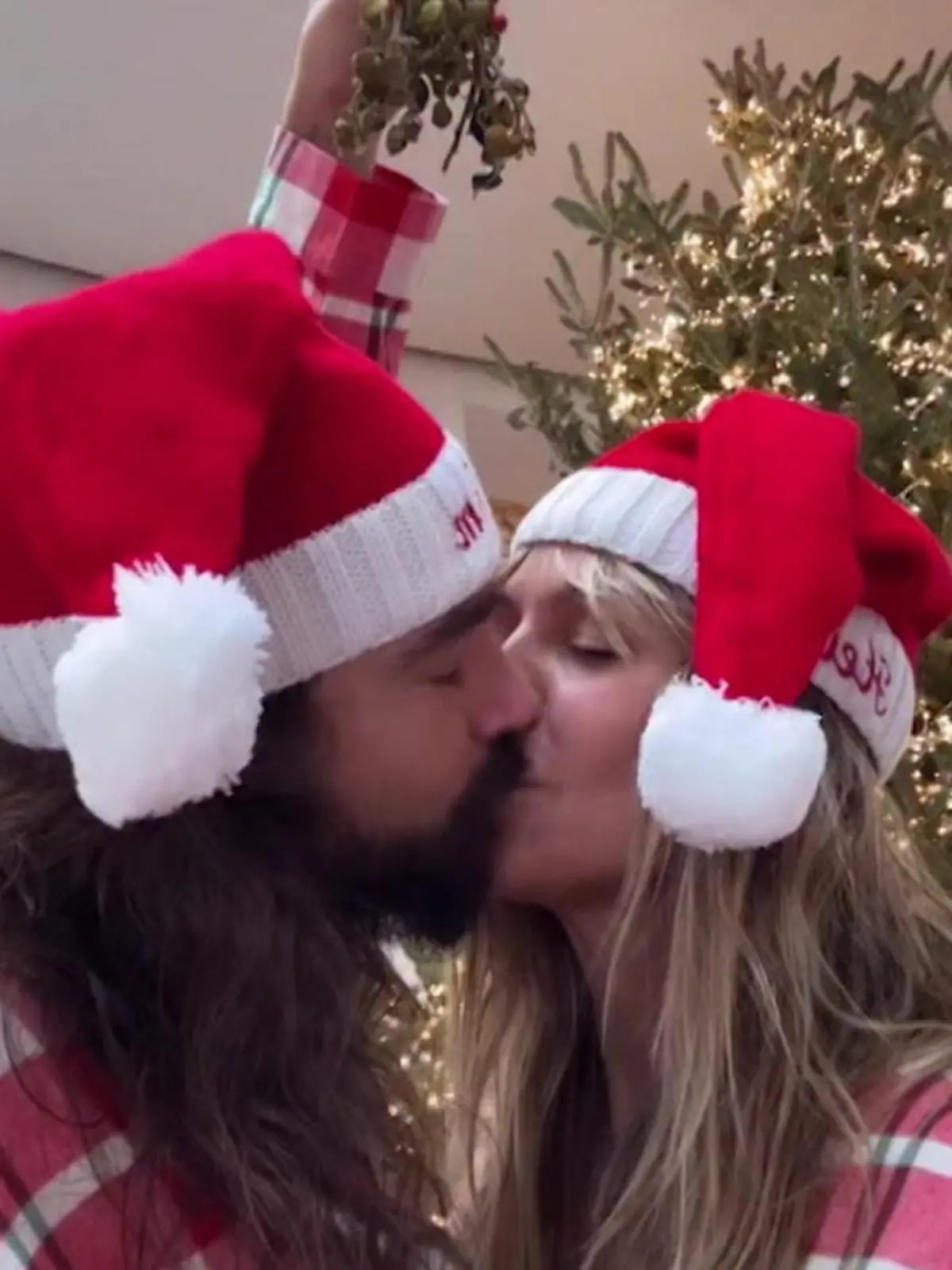 Bild zu: "Heiße Küsse unterm Mistelzweig! Supermodel knutscht sich durch die Feiertage"