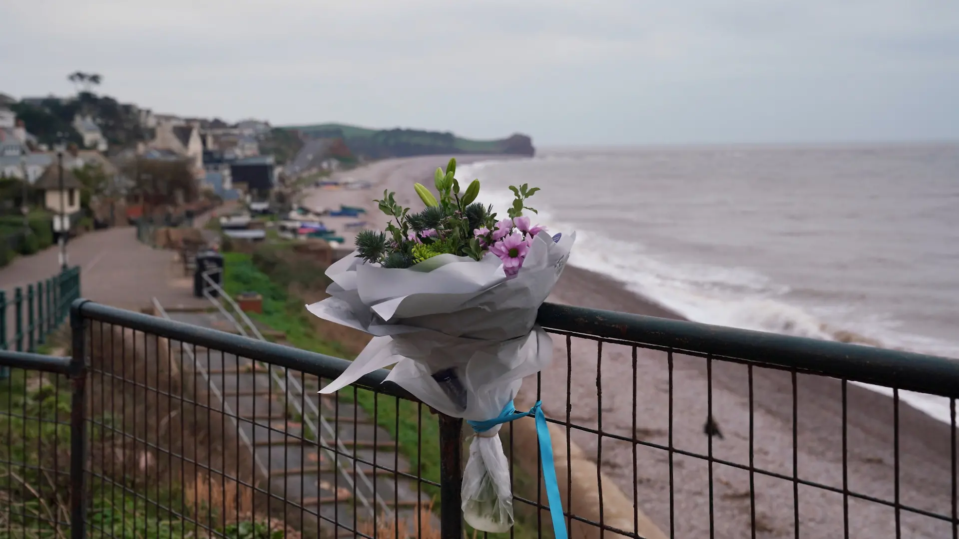 Blumen zum Zeichen der Trauer um die beiden Männer, die vermutlich im Ärmelkanal bei Budleigh Salterton ertrunken sind.