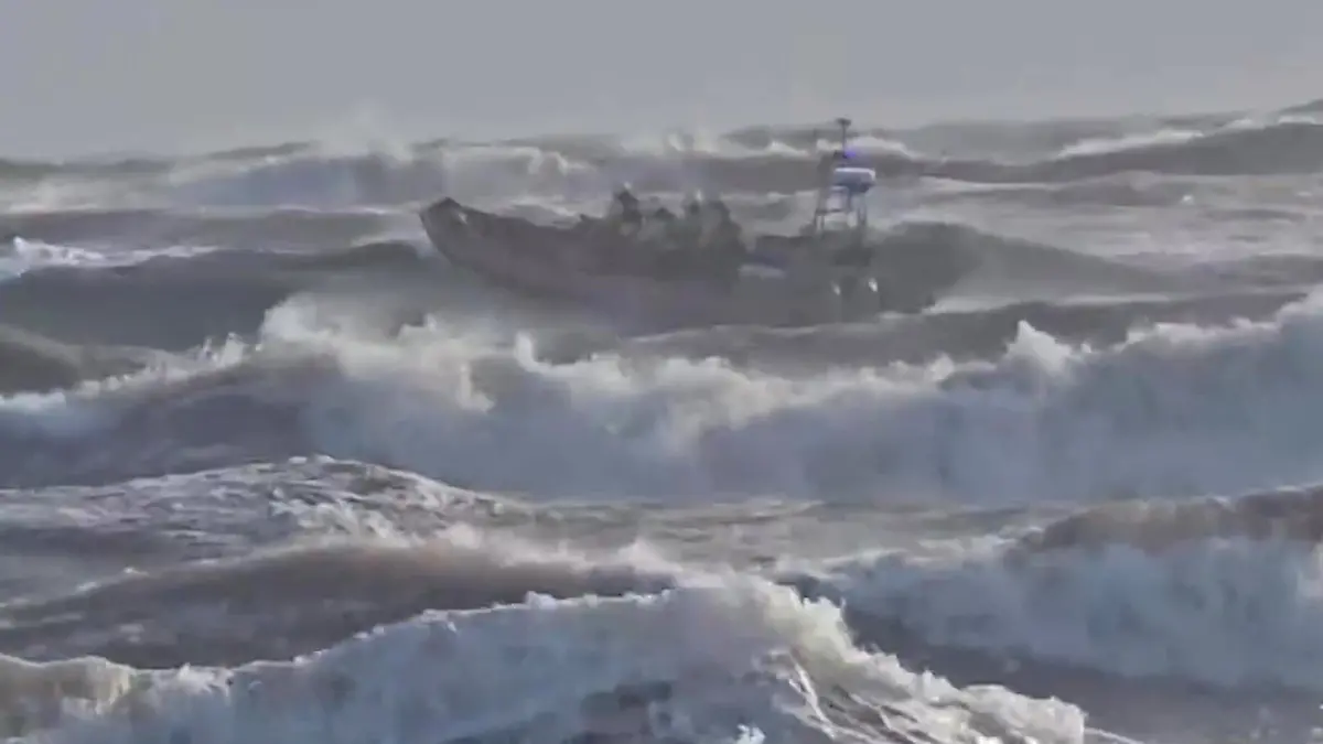 Die Küstenwache stellte die Suche nach den Männern bei rauer See und eisigen Temperaturen ein. 