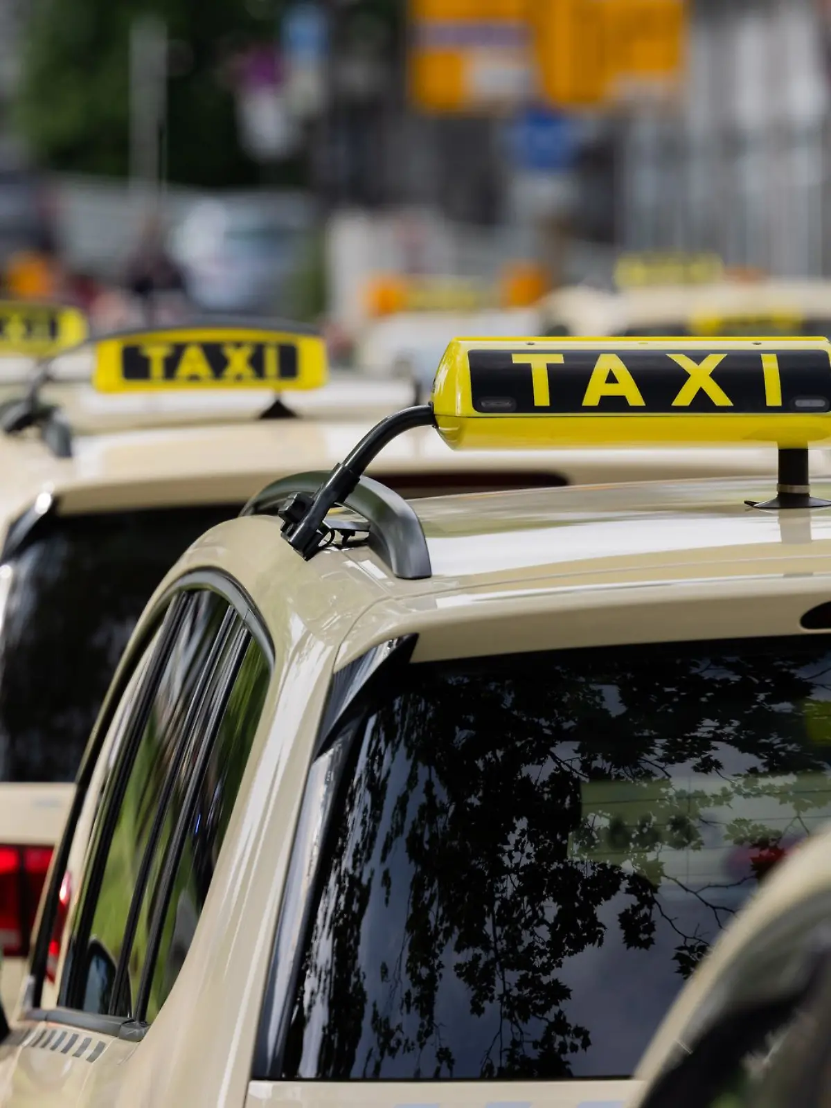 Bild zu: "Mehrere Schüsse auf Taxi in Düsseldorf – Mordkommission ermittelt "