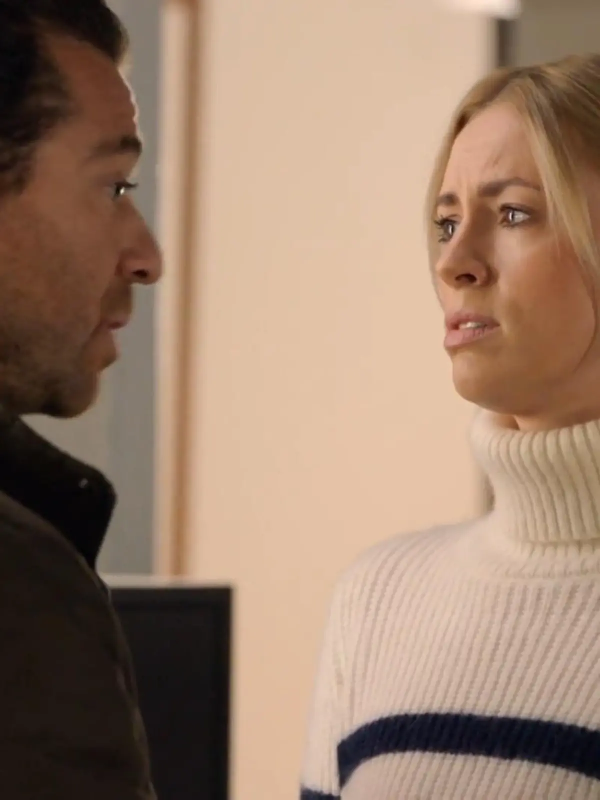 Bild zu: "Zoe macht sich Sorgen um ihre Familie"