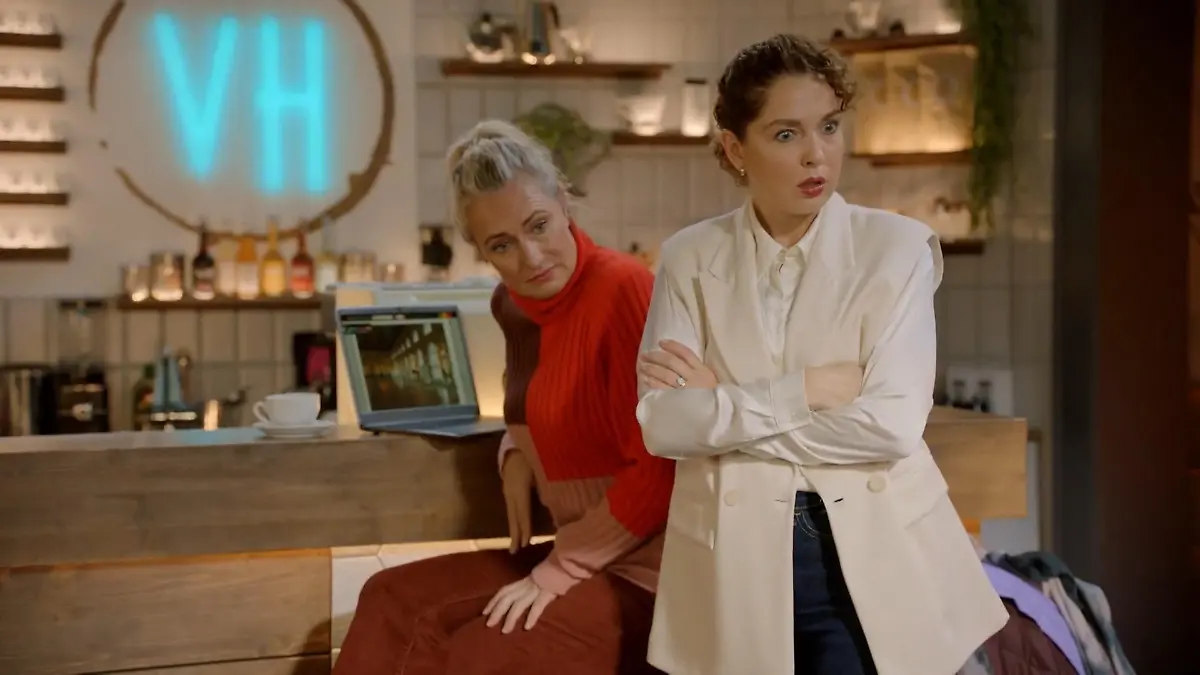 Maren und Nina staunen nicht schlecht, als sie Yvonne in einem völlig neuen Look sehen.