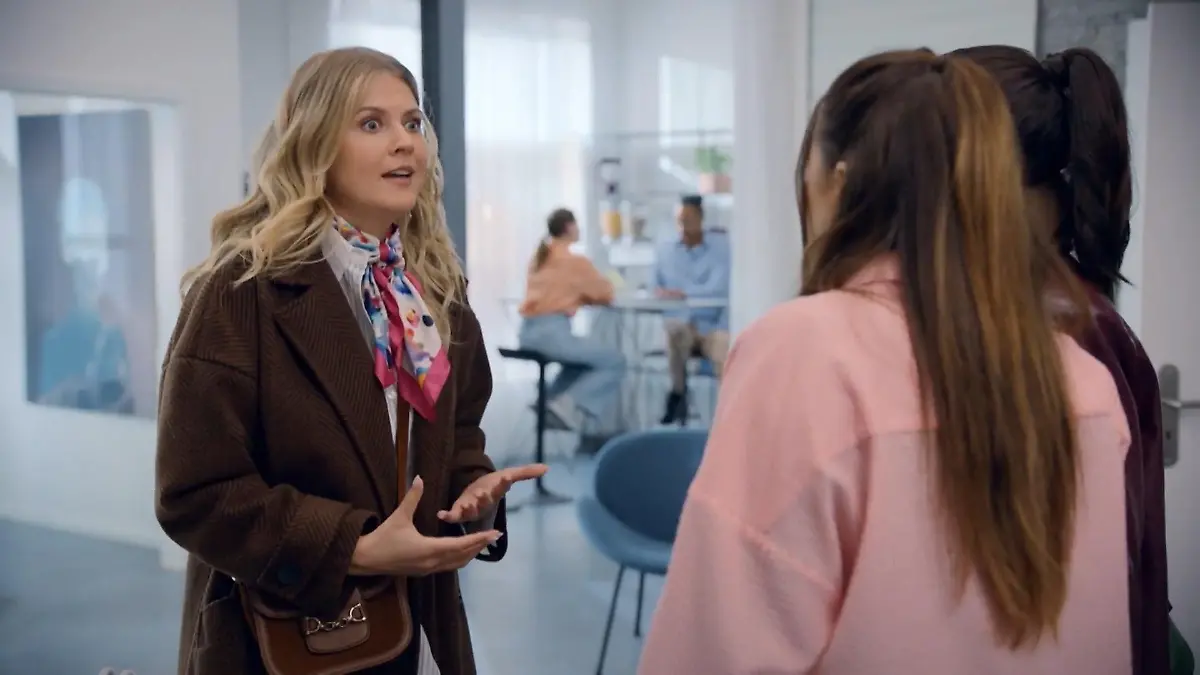 Alicia muss sich Emily und Laura gegenüber erklären.