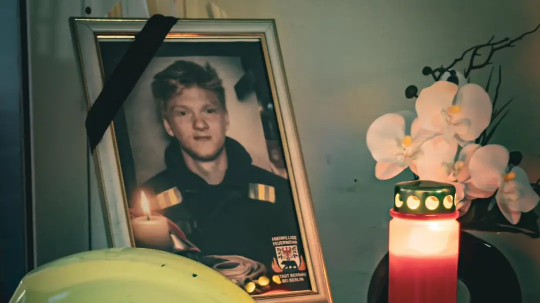 Landkreis-Barnim-Feuerwehrmann-22-stirbt-bei-Unfall-Gaffer-sorgt-f-r-Emp-rung