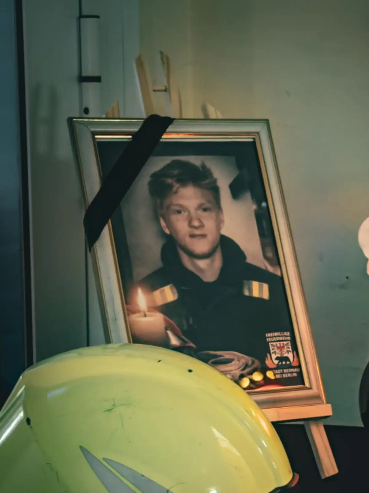 Bild zu: "Feuerwehrmann (22) stirbt bei Unfalleinsatz – Gaffer sorgt für Empörung"