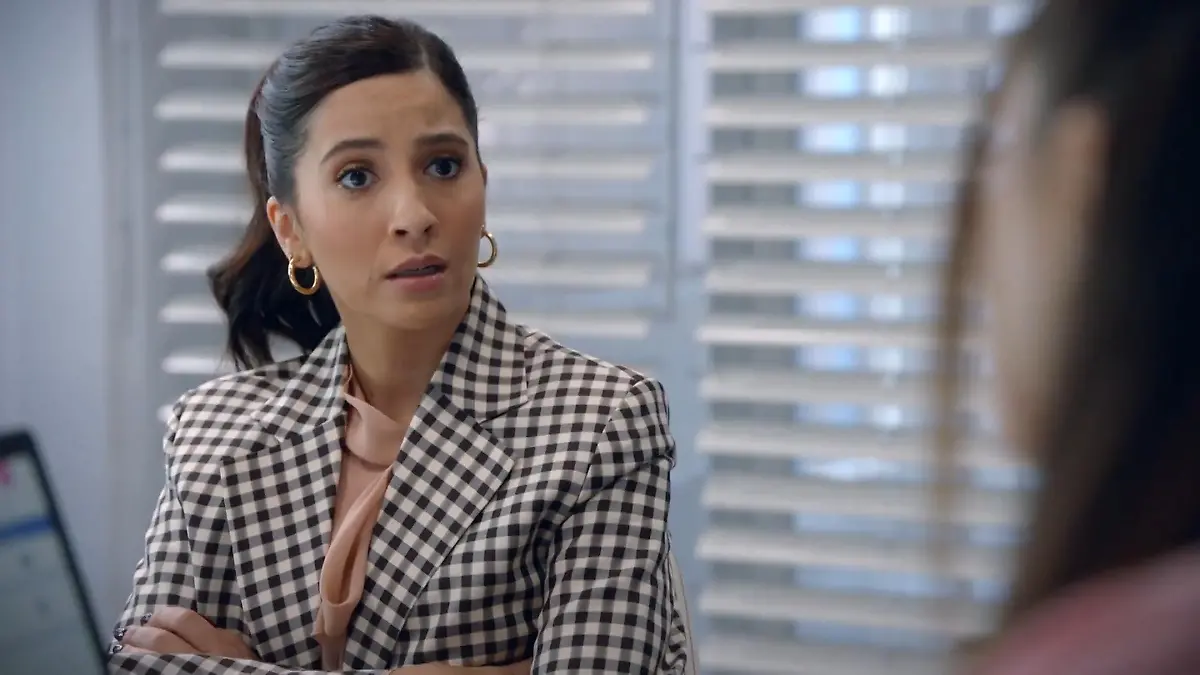 Laura ist fest entschlossen, dass Alicia für ihren Fehler die Verantwortung übernehmen muss. 