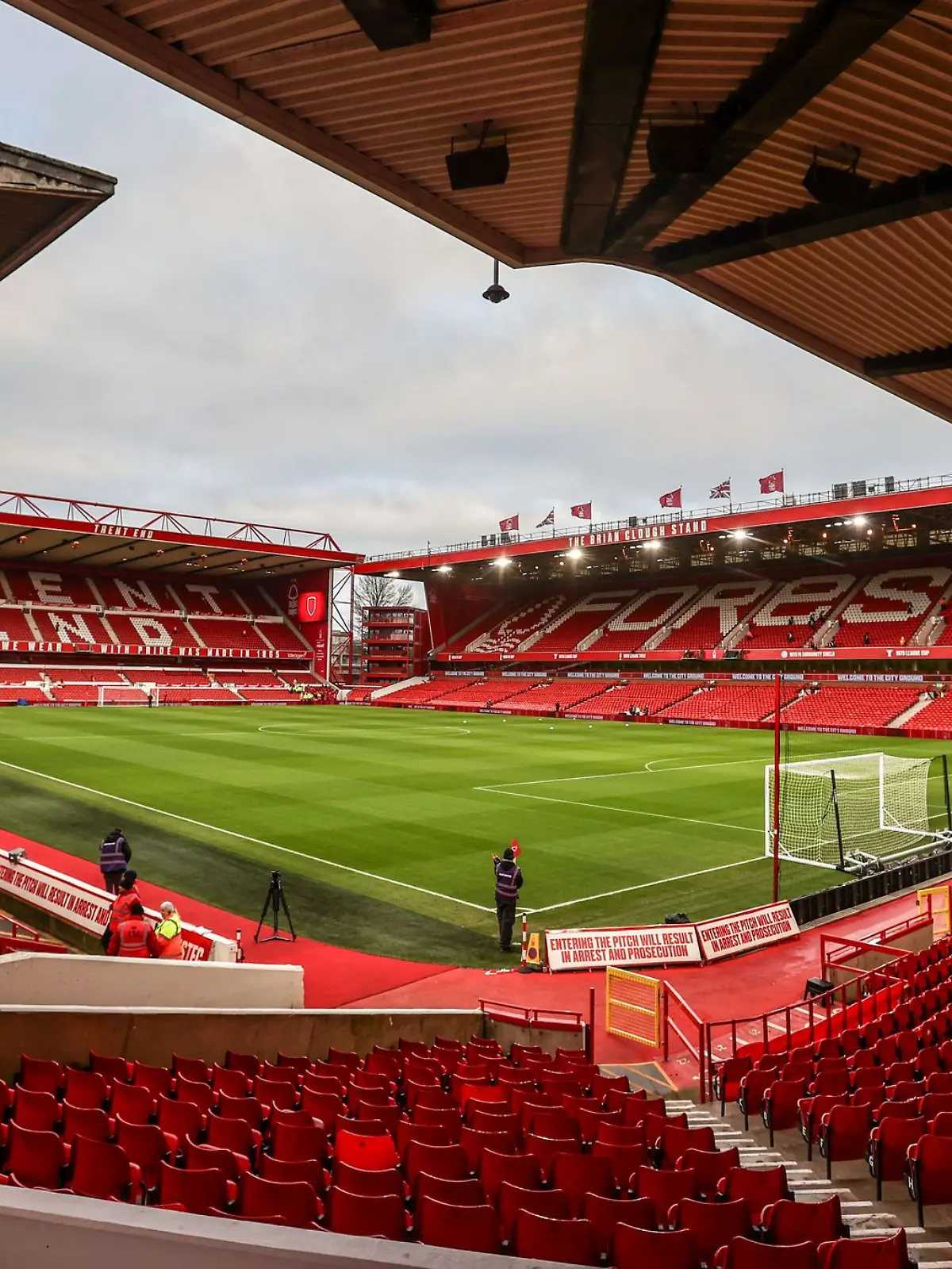 Bild zu: "Nach Tod von Robertson – Forest setzt besonderes Zeichen"