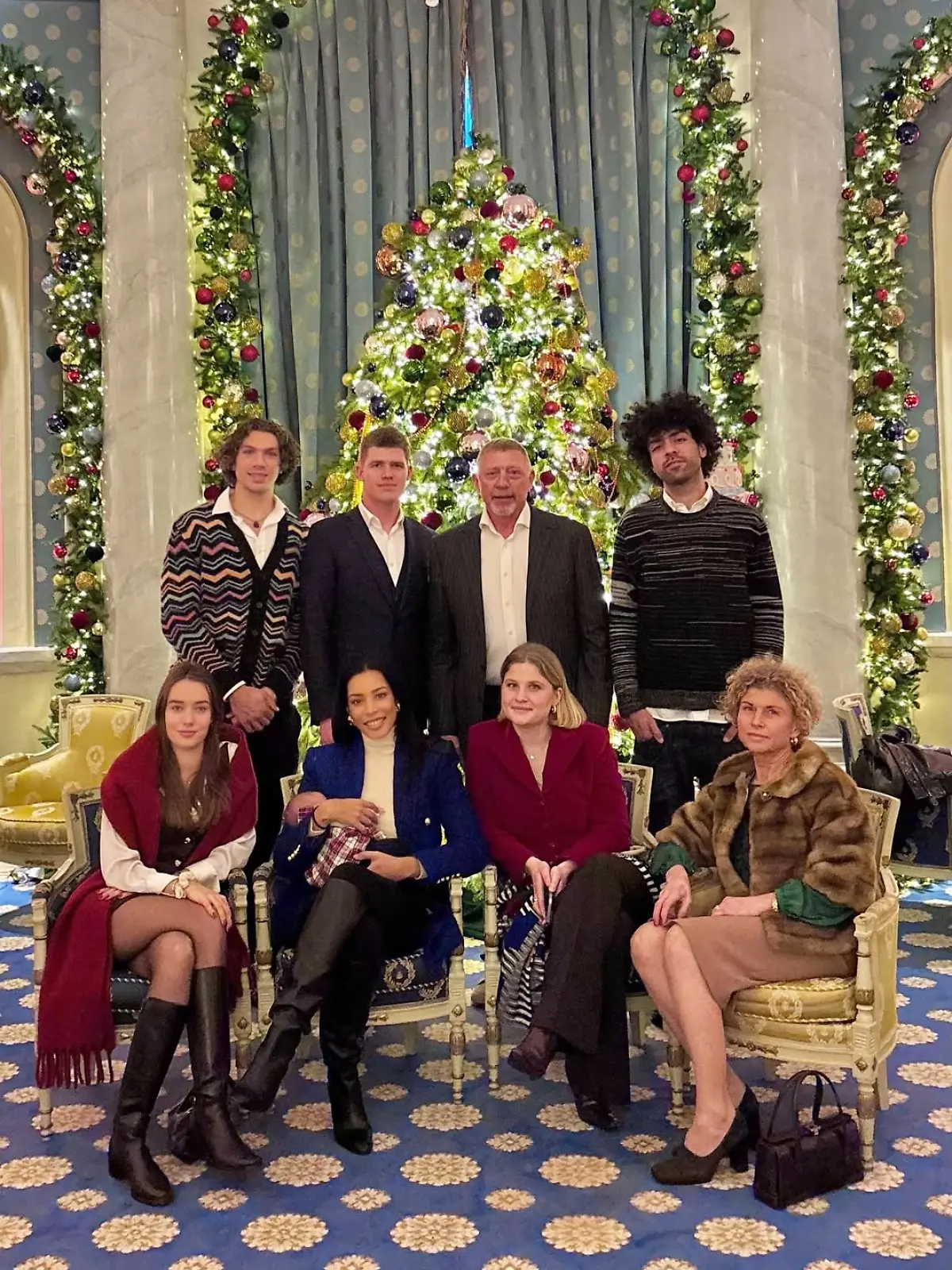 Bild zu: "Strahlend mit der Familie! Boris Becker zeigt sein großes Weihnachts-Glück"