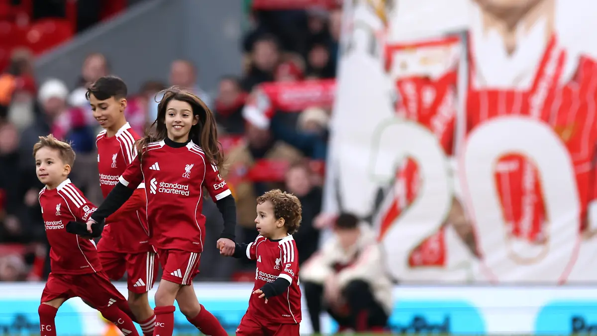 Diogo Jotas Kinder vor seiner Rückennummer 20, die bei Liverpool nicht mehr vergeben wird.