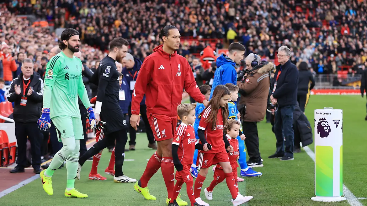 Liverpool-Kapitän Virgil van Dijk läuft mit den Kindern von Diogo Jota ein.