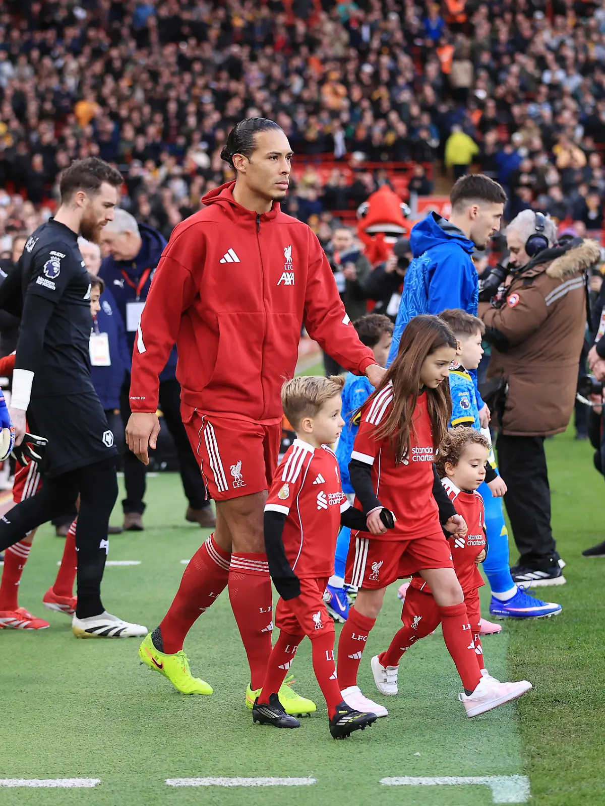Bild zu: "Gänsehaut-Moment in Liverpool! Diogo Jotas (†28) Kinder laufen mit den Mannschaften ein"