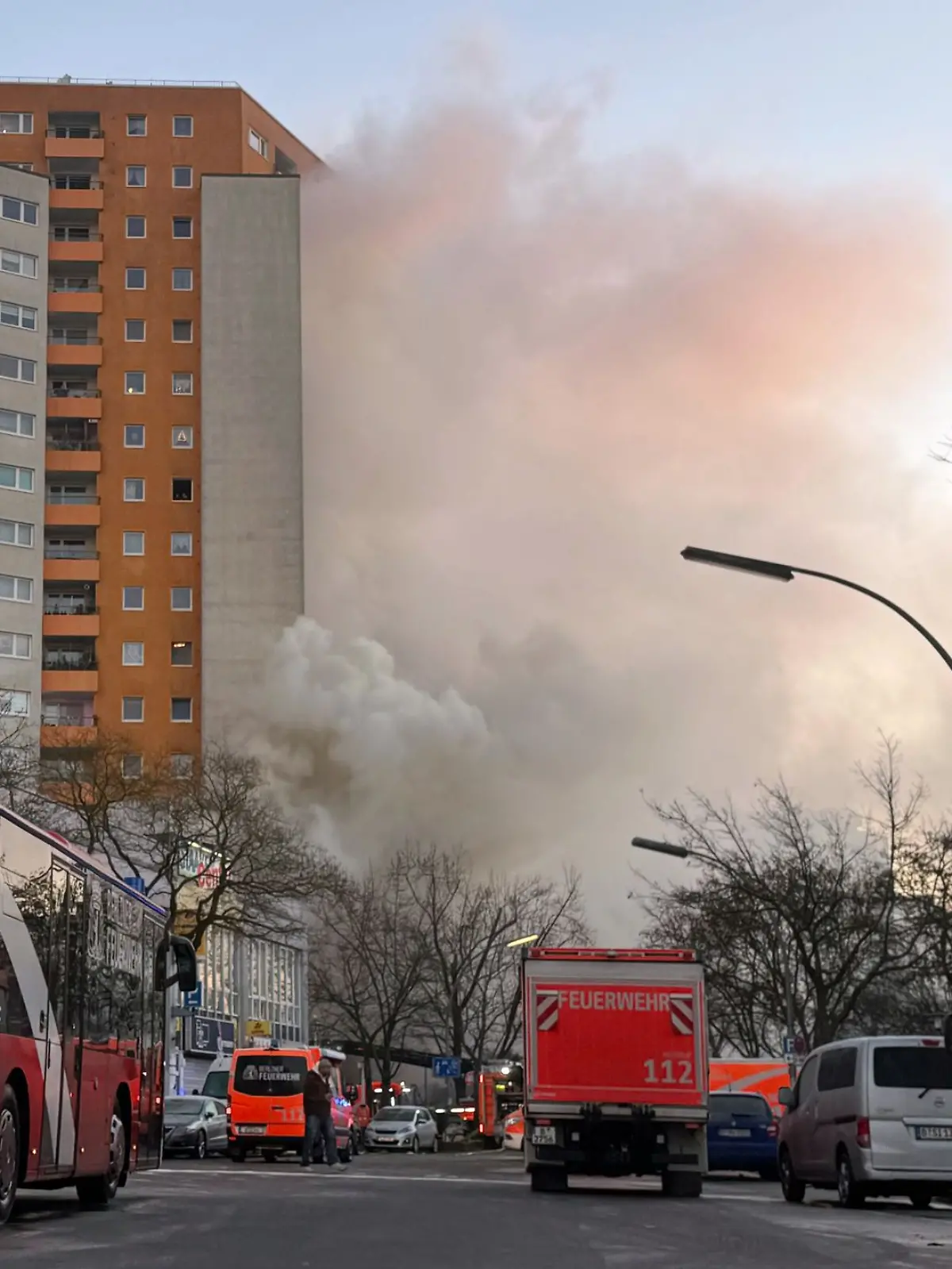 Bild zu: "Hochhaus in Berlin-Spandau brennt"