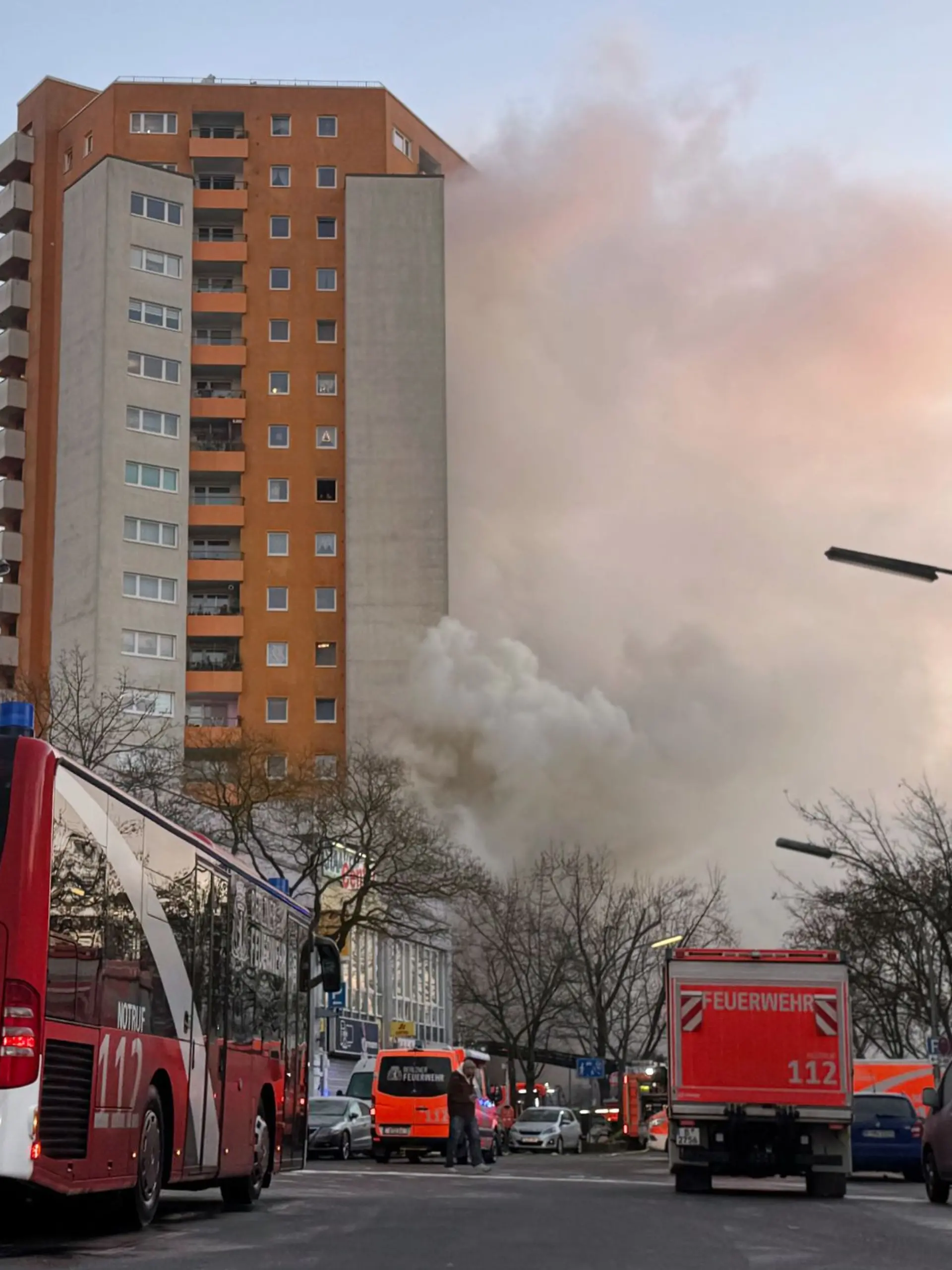 Bild zu: "Hochhaus in Berlin-Spandau brennt"
