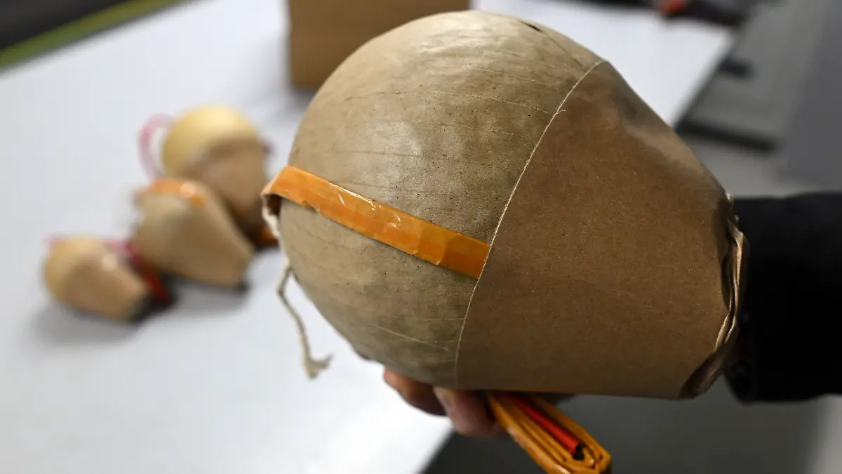 Ein Feuerwerker hält eine Kugelbombe für professionelles Feuerwerk in der Hand. (Symbolfoto) 