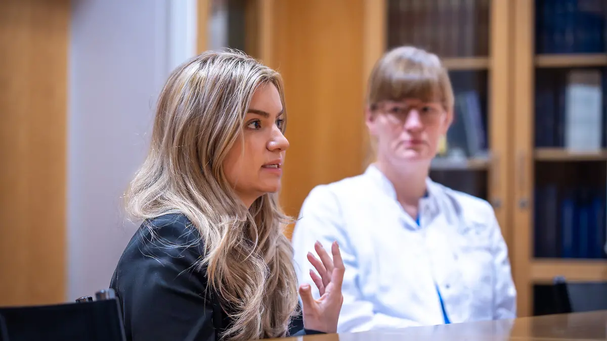 Cansu Karki (l) beim Interview an der Berliner Charite. Neben ihr Martina Hüging, Fachärztin für Kinder- und Jugendchirurgie.