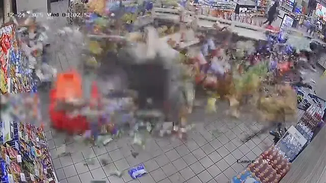 Geldtresor-aus-Tankstelle-herausgerissen-Skrupellose-T-ter-auf-der-Flucht