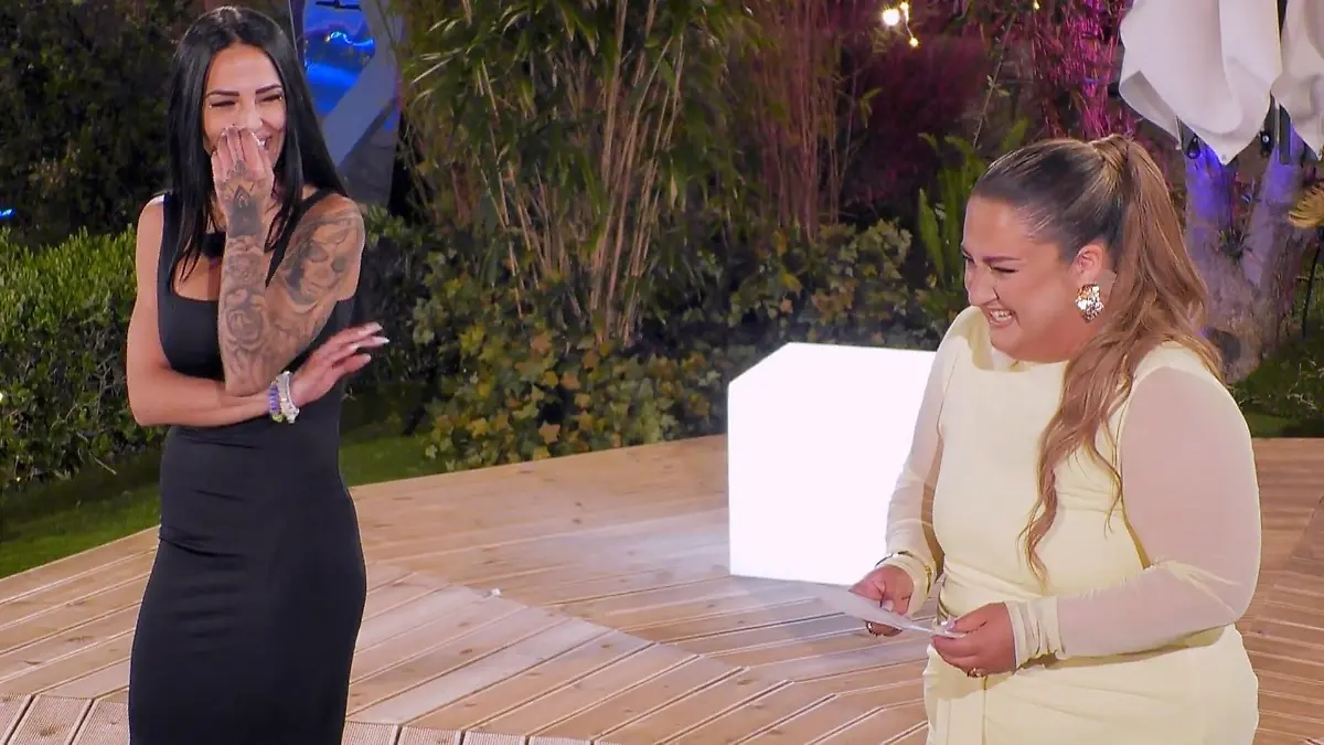 selfiesandra kriegt Lachflash – weil ER sich verplappert „Make Love, Fake Love”