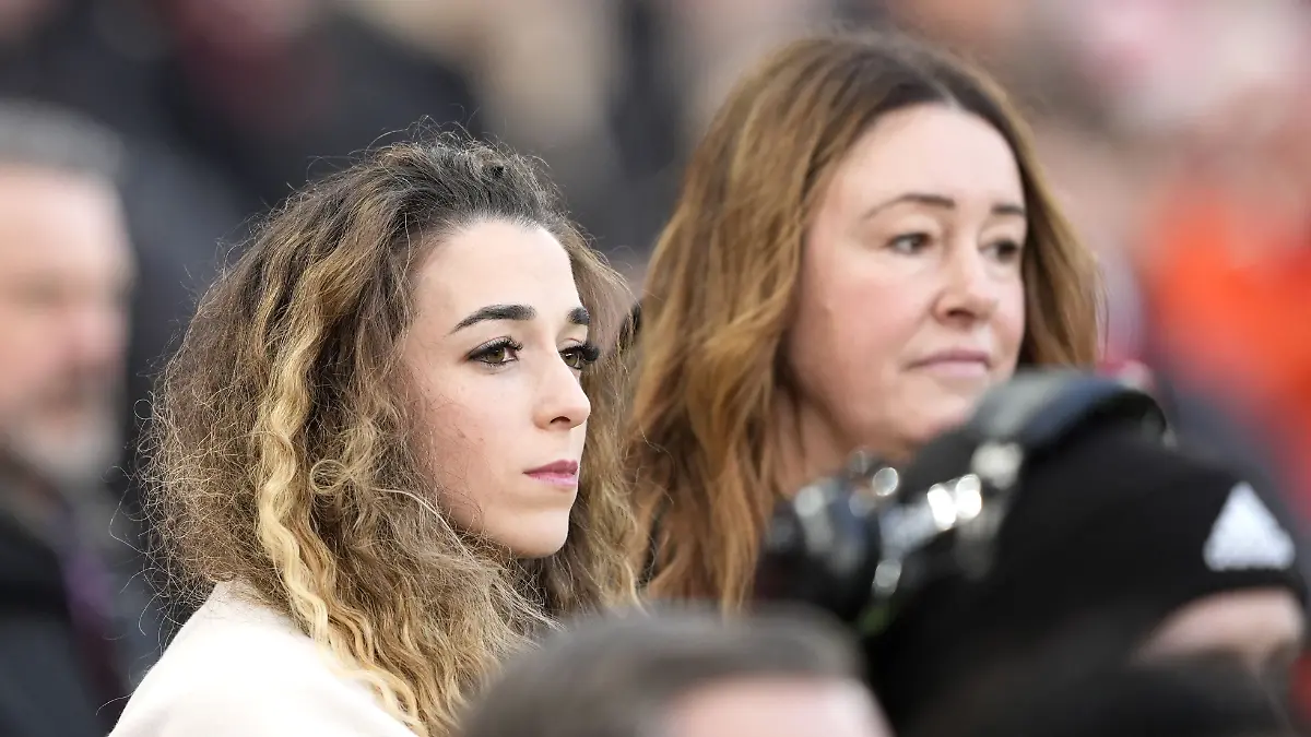 Rute Cardoso (l), die Ehefrau von Diogo Jota, vor dem Spiel. der englischen Ex-Vereine ihres Mannes im Stadion des FC Liverpool. 