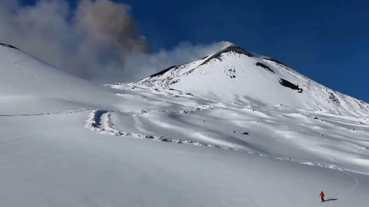 Außergewöhnliche Aussicht! Skifahrer sausen vor ausbrechendem Vulkan Ätna wieder ausgebrochen