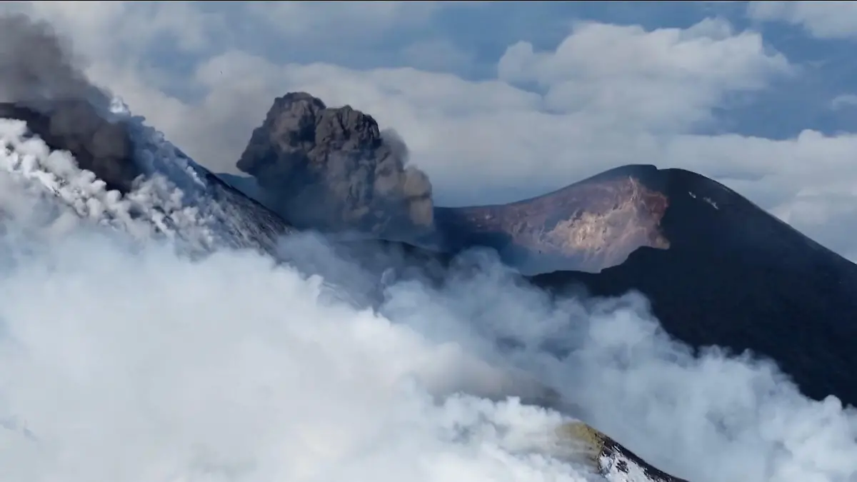 Außergewöhnliche Aussicht! Skifahrer sausen vor ausbrechendem Vulkan Lava-Alarm beim Ätna