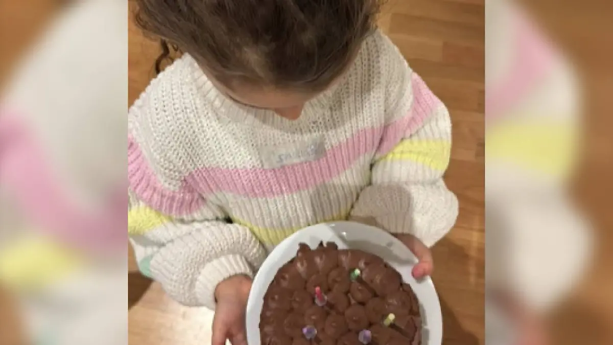 Snow hat eine ganz besondere Überraschung für ihren Papa Jimi Blue Ochsenknecht. 