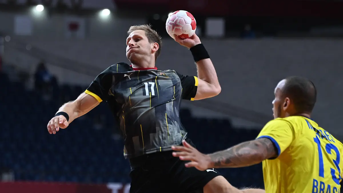 01.08.2021, Japan, Tokio: Handball: Olympia, Deutschland - Brasilien, Vorrunde, Steffen Weinhold (l, Deutschland) und Rogerio Moraes Foto: Swen Pförtner/dpa +++ dpa-Bildfunk +++
