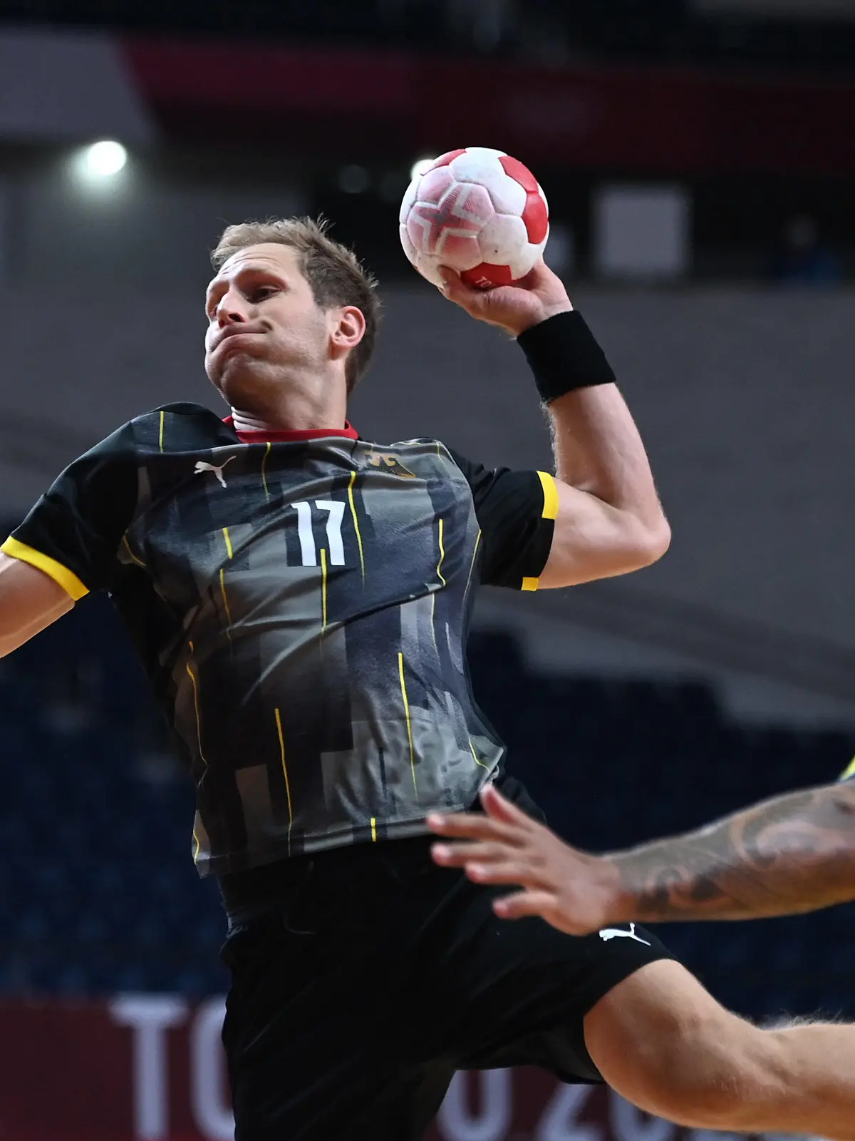 01.08.2021, Japan, Tokio: Handball: Olympia, Deutschland - Brasilien, Vorrunde, Steffen Weinhold (l, Deutschland) und Rogerio Moraes Foto: Swen Pförtner/dpa +++ dpa-Bildfunk +++