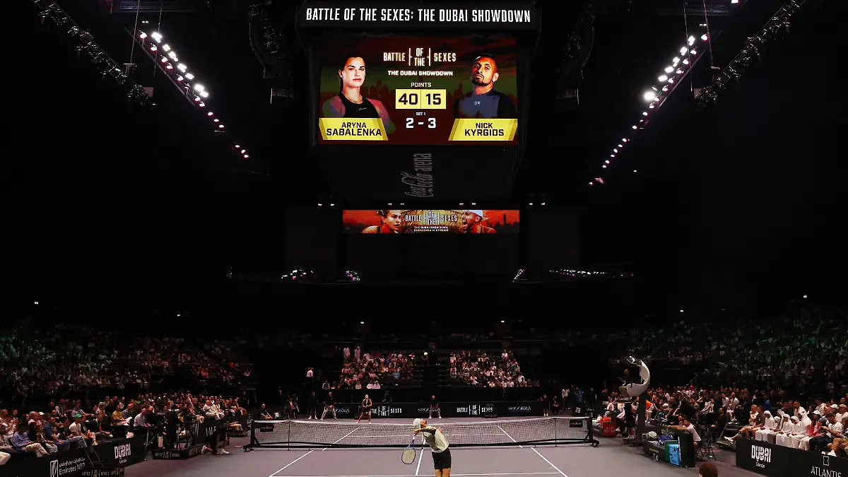 Nick Kyrgios beim Aufschlag im Battle of the Sexes gegen Aryna Sabalenka.