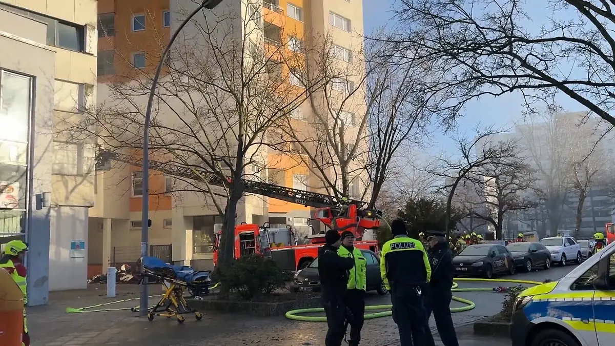 Brand in Hochhaus – Feuerwehr rettet Bewohner in letzter Sekunde Feuerteufel unterwegs?