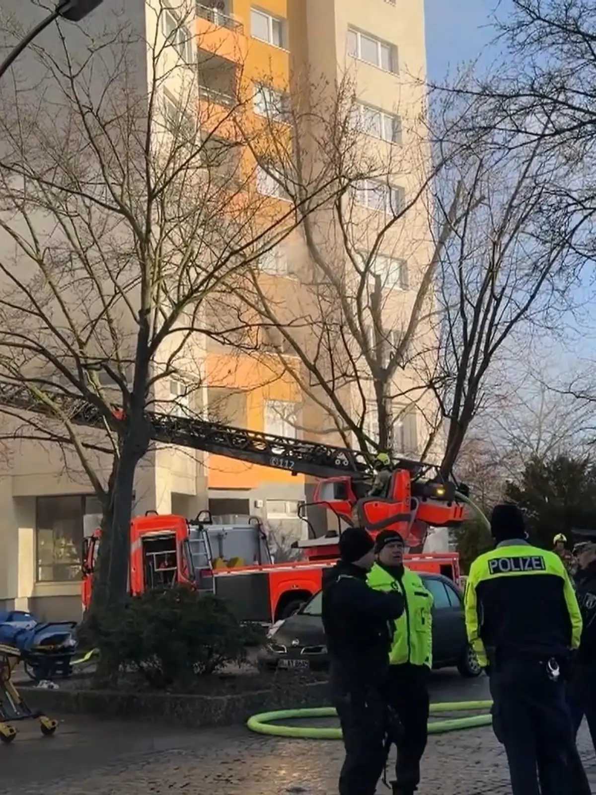 Bild zu: "Brand in Hochhaus – Feuerwehr rettet Bewohner in letzter Sekunde"
