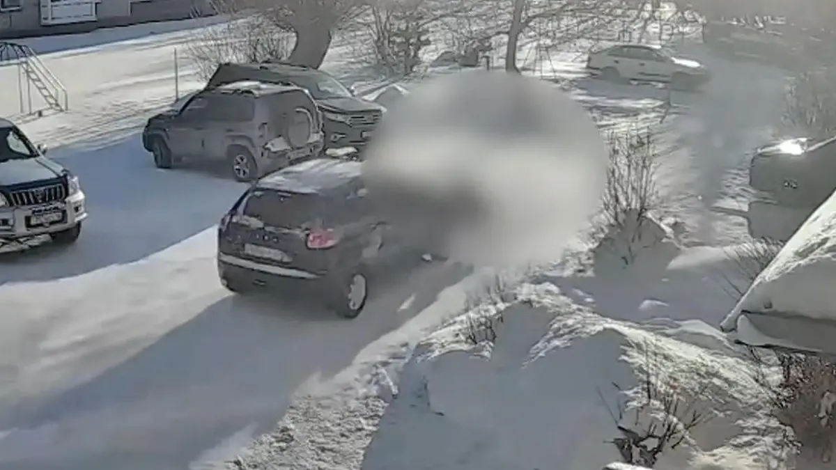 Kasachstan-Auto-erfasst-Kind-6-und-f-hrt-einfach-weiter-