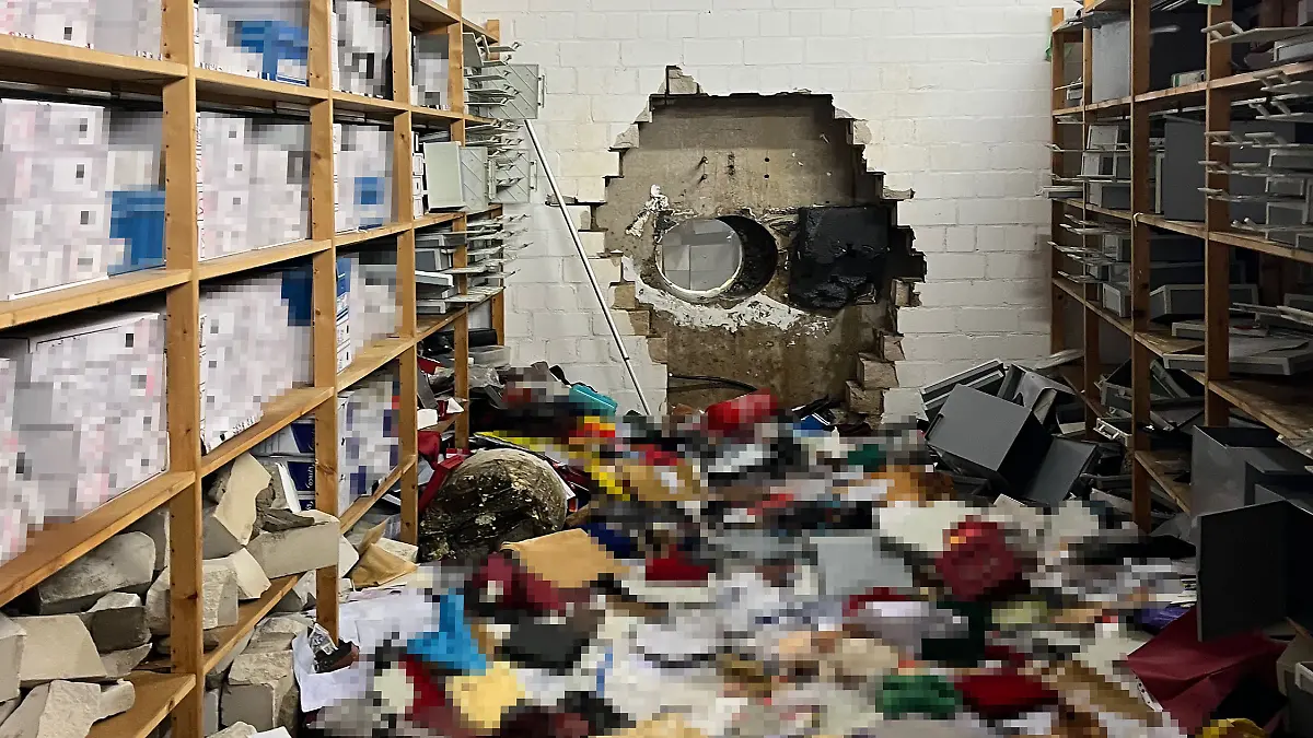 Spektakul-rer-Sparkassen-Einbruch-in-Gelsenkirchen-Loch-in-Tresorraum-gebohrt-