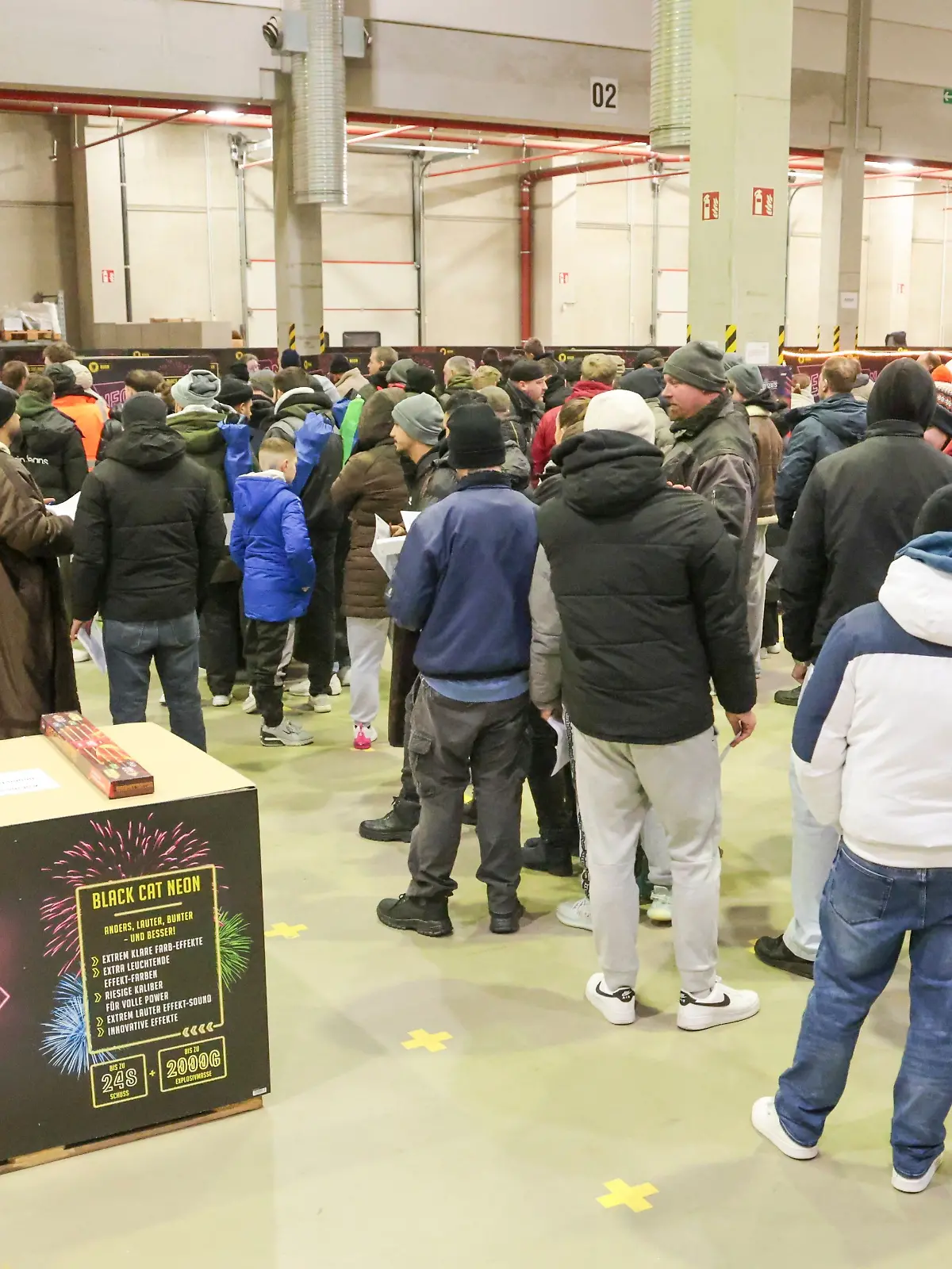 Bild zu: "1600 Euro und mehr für Feuerwerk! Pyro-Fans stehen bei Werksverkauf Schlange"