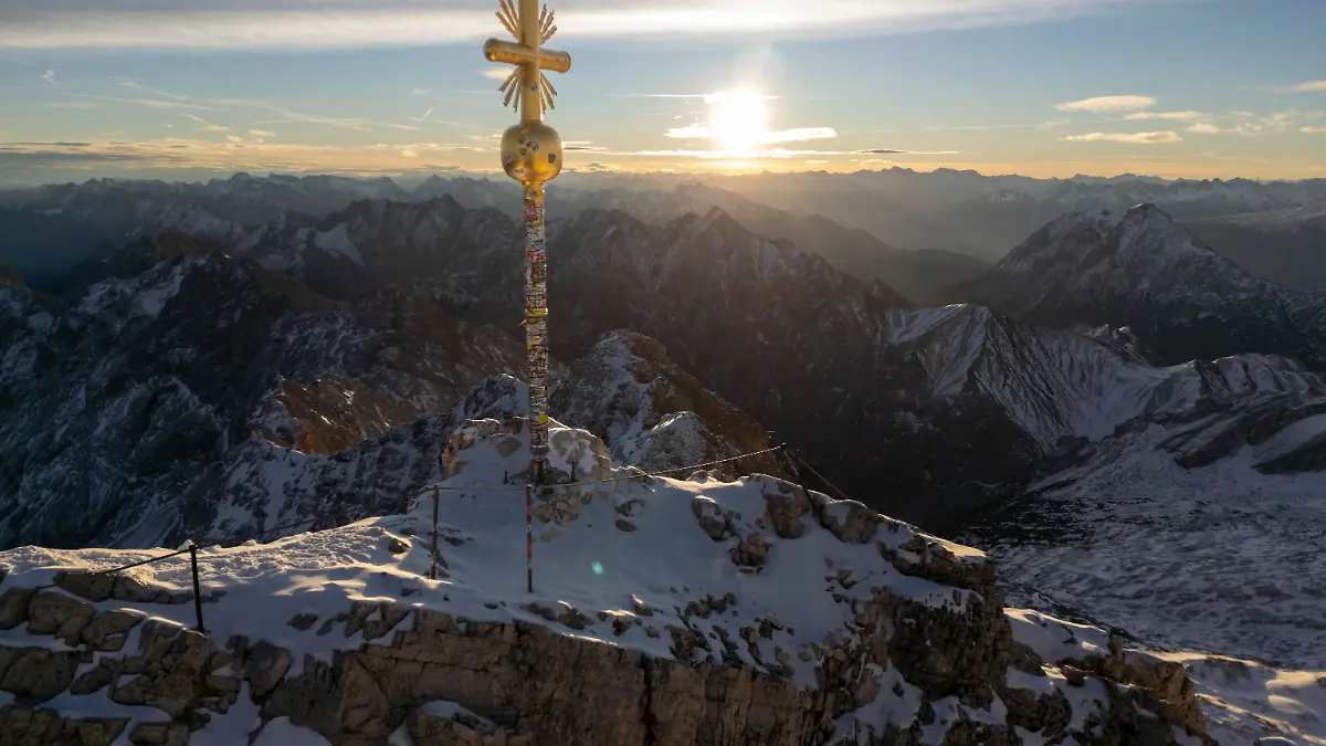 Unterhalb des Gipfels sei der Jugendliche dann bei den winterlichen und eisigen Verhältnissen ausgerutscht. 