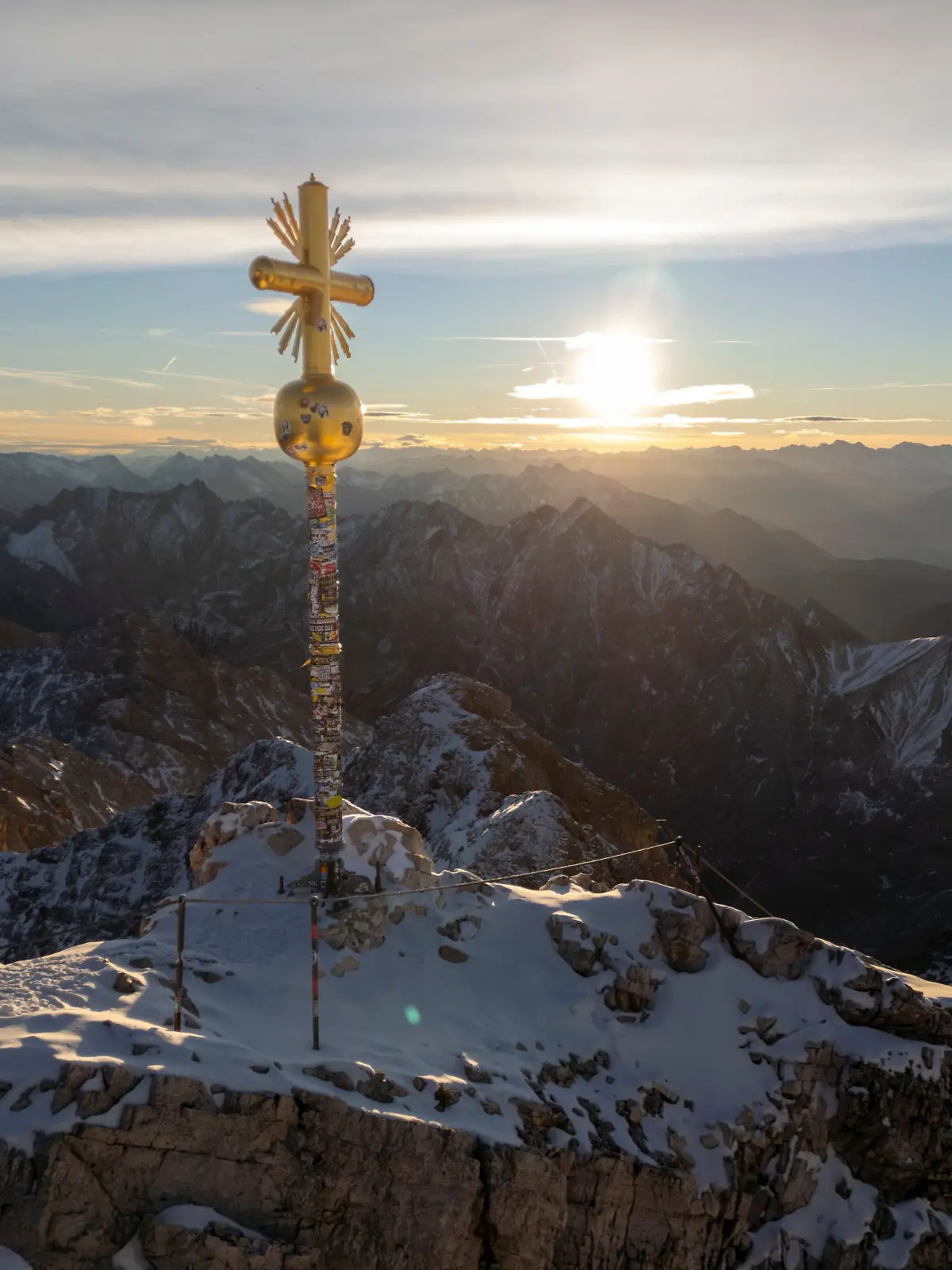Unterhalb des Gipfels sei der Jugendliche dann bei den winterlichen und eisigen Verhältnissen ausgerutscht.