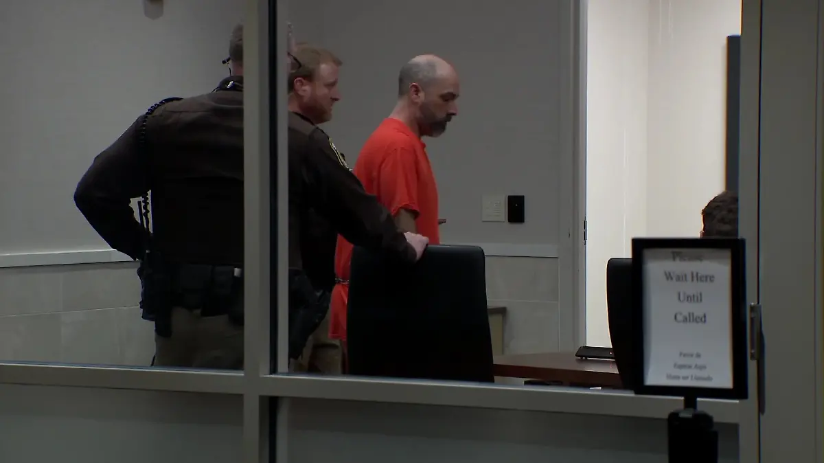 Eric L. wird vor kurz vor Weihnachten wegen des Verdachts, mehrere Straftaten verübt zu haben, verhafetet. 