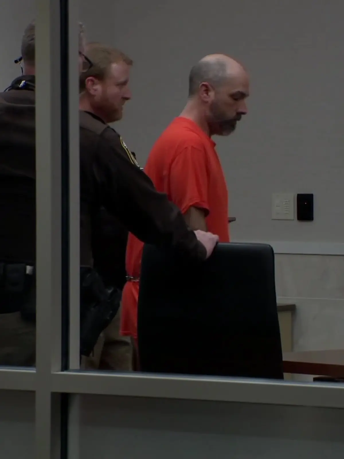 Eric L. wird vor kurz vor Weihnachten wegen des Verdachts, mehrere Straftaten verübt zu haben, verhafetet. 