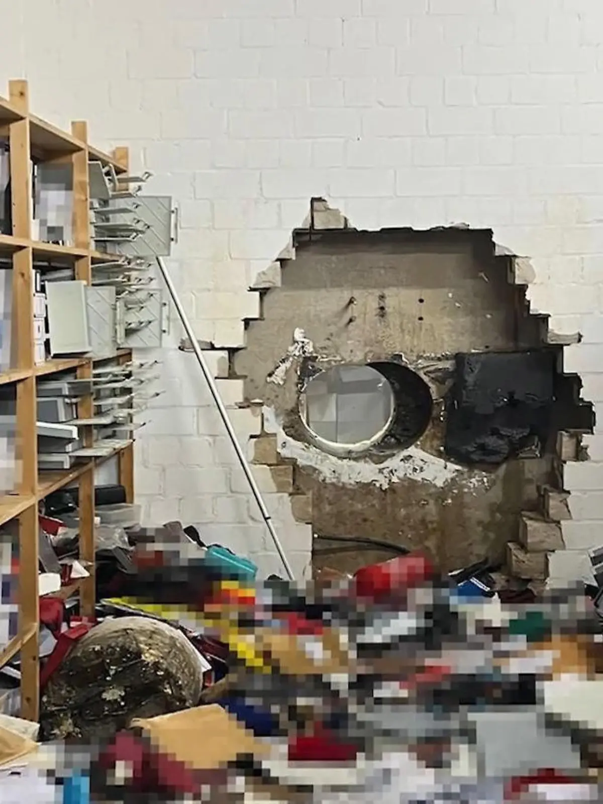 Bild zu: "Panzerknacker räumen Tresor von Sparkasse leer – Kunden bangen um ihr Geld"