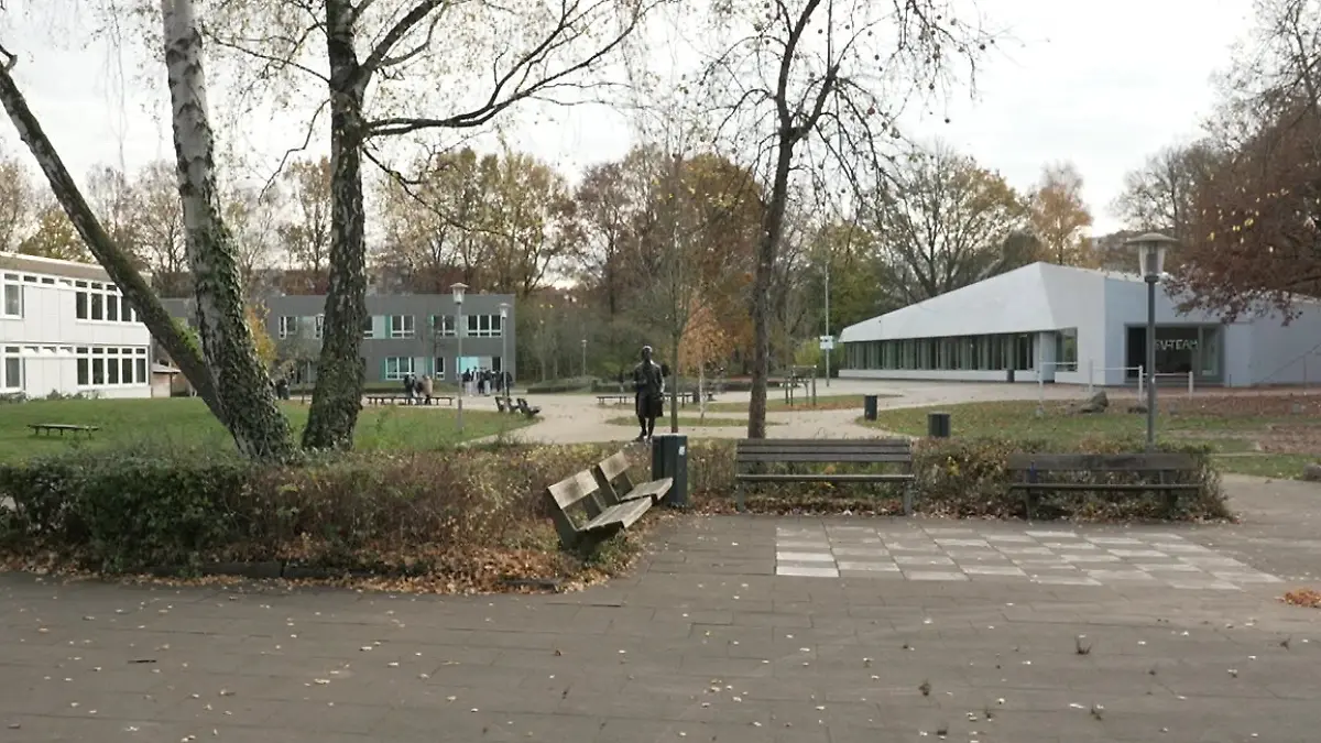 Vor den Weihnachtsferien steht Goethe noch auf dem Schulhof. Inzwischen fehlt jede Spur.