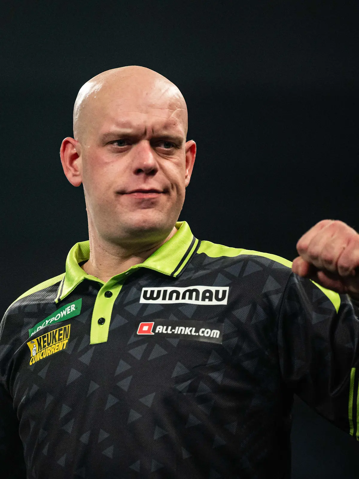 Michael van Gerwen feiert seinen Sieg gegen den Deutschen Arno Merk, mit dem er ins Achtelfinale einzog 