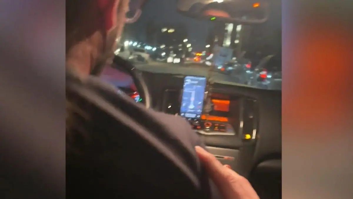 Sie schreien um Hilfe – Uber-Fahrer lässt Gäste aber nicht aussteigen Albtraum auf der Rückbank