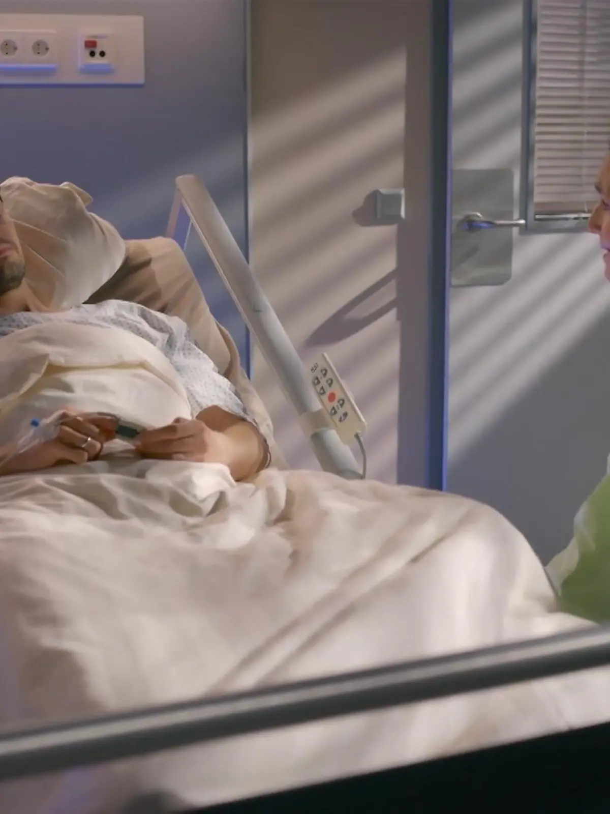 Bild zu: "Simone wendet sich an den todkranken Jan"